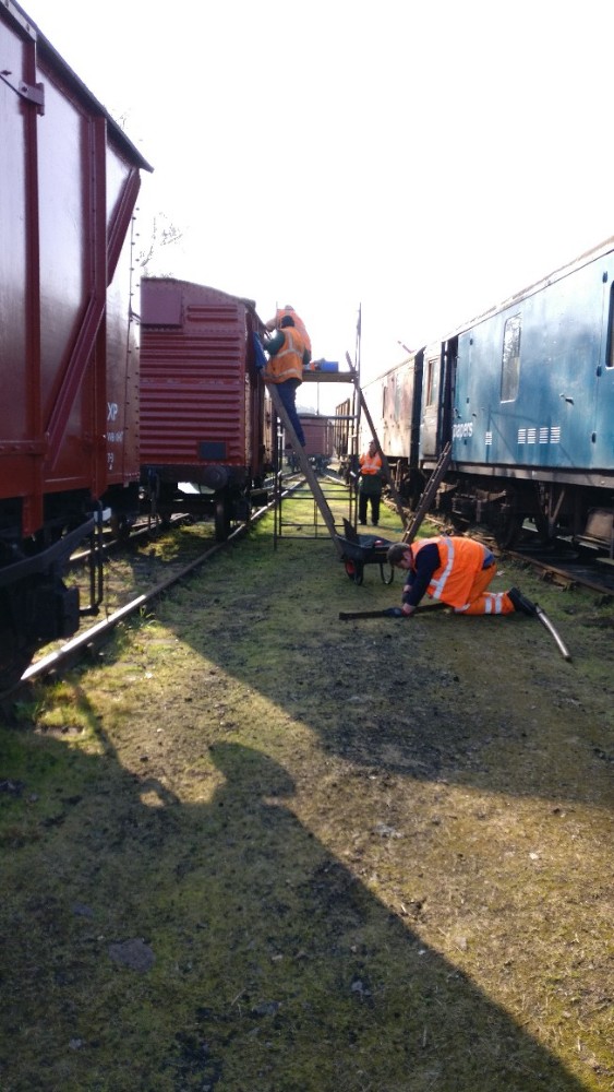 25/02/18 Roof sheets to the wind…