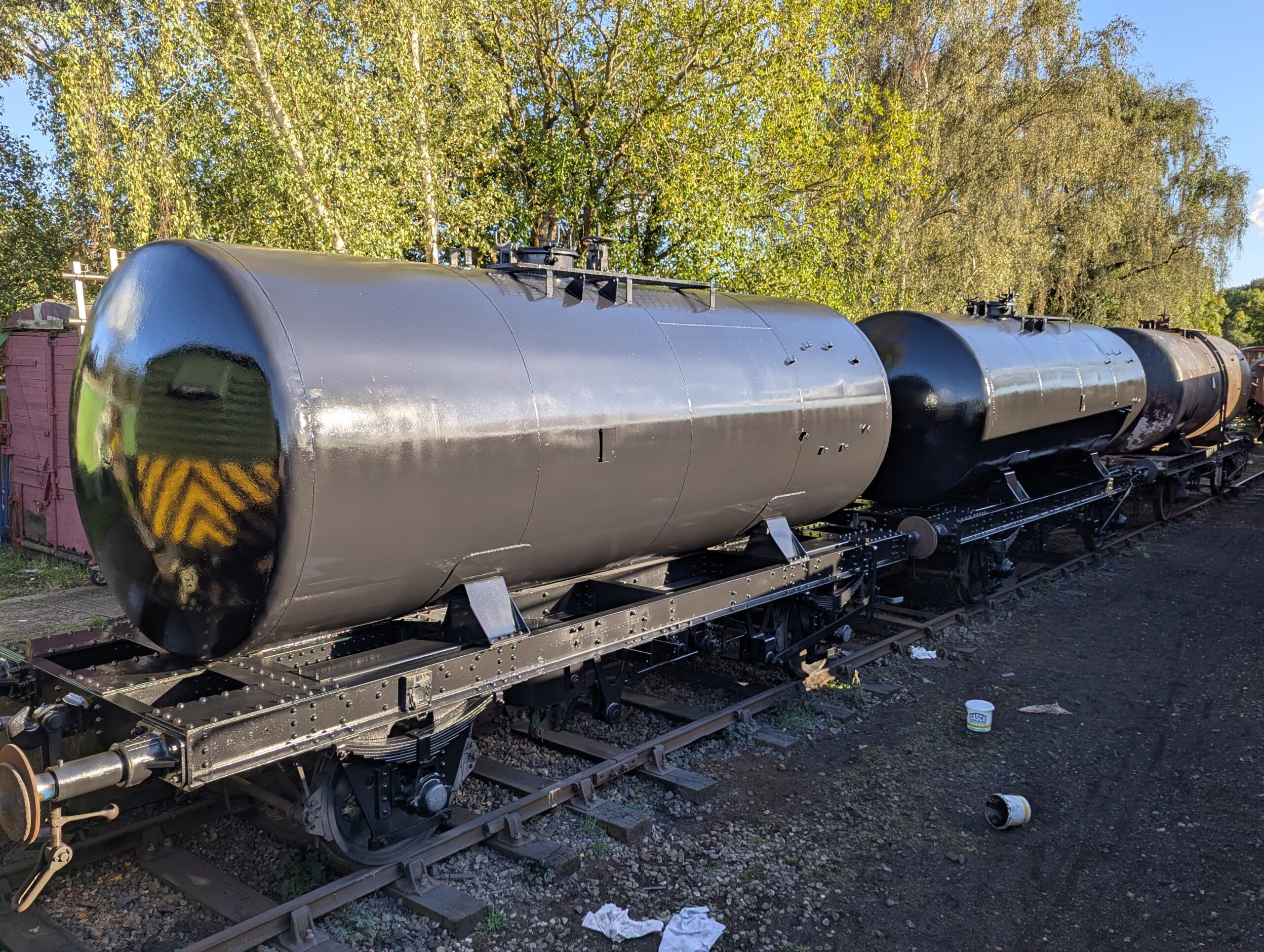 21/09/25 – Twin black tanks